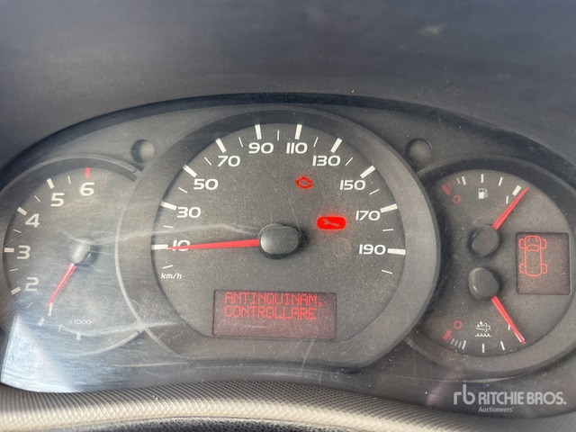 Nissan NV400 Flatbed Truck - شاحنات مسطحة: صور 5 Nissan NV400 Flatbed Truck - شاحنات مسطحة: صور 5