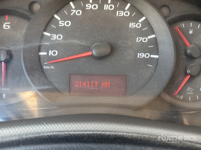 Nissan NV400 Flatbed Truck - شاحنات مسطحة: صور 3 Nissan NV400 Flatbed Truck - شاحنات مسطحة: صور 3