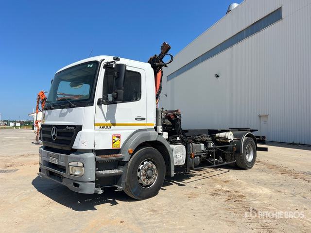 2006 Mercedes-Benz Axor 1823 4x2 Chassis Cabine Avec Grue 4x2 Cab and Chassis - الشاسيه شاحنة, شاحنة كرين: صور 2 2006 Mercedes-Benz Axor 1823 4x2 Chassis Cabine Avec Grue 4x2 Cab and Chassis - الشاسيه شاحنة, شاحنة كرين: صور 2