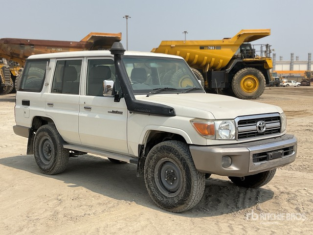 2011 Toyota Land Cruiser LX 76R 4x4 SUV - سيارة دفع رباعي: صور 2 2011 Toyota Land Cruiser LX 76R 4x4 SUV - سيارة دفع رباعي: صور 2