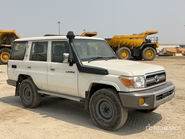 2011 Toyota Land Cruiser LX 76R 4x4 SUV - سيارة دفع رباعي: صور 2 2011 Toyota Land Cruiser LX 76R 4x4 SUV - سيارة دفع رباعي: صور 2