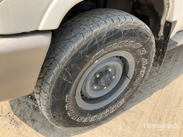 2011 Toyota Land Cruiser LX 76R 4x4 SUV - سيارة دفع رباعي: صور 5 2011 Toyota Land Cruiser LX 76R 4x4 SUV - سيارة دفع رباعي: صور 5