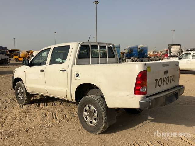 2012 Toyota Hilux 4x4 Crew Cab Pickup - شاحنة البيك أب: صور 2 2012 Toyota Hilux 4x4 Crew Cab Pickup - شاحنة البيك أب: صور 2