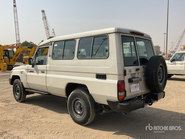 2013 Toyota Land Cruiser 78L 4x4 SUV - سيارة دفع رباعي: صور 4 2013 Toyota Land Cruiser 78L 4x4 SUV - سيارة دفع رباعي: صور 4