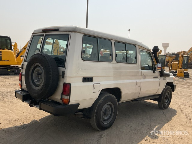 2013 Toyota Land Cruiser 78L 4x4 SUV - سيارة دفع رباعي: صور 3 2013 Toyota Land Cruiser 78L 4x4 SUV - سيارة دفع رباعي: صور 3