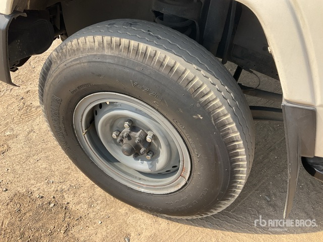 2013 Toyota Land Cruiser 78L 4x4 SUV - سيارة دفع رباعي: صور 5 2013 Toyota Land Cruiser 78L 4x4 SUV - سيارة دفع رباعي: صور 5