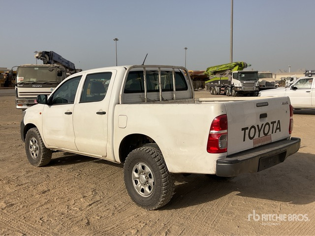 2014 Toyota Hilux 4x4 Crew Cab Pickup - شاحنة البيك أب: صور 2 2014 Toyota Hilux 4x4 Crew Cab Pickup - شاحنة البيك أب: صور 2