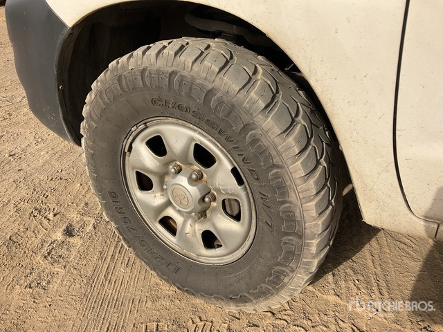 2014 Toyota Hilux 4x4 Crew Cab Pickup - شاحنة البيك أب: صور 5 2014 Toyota Hilux 4x4 Crew Cab Pickup - شاحنة البيك أب: صور 5