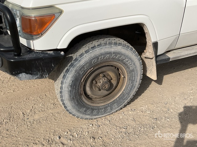 سيارة دفع رباعي 2018 Toyota Land Cruiser 76L 4x4 SUV: صور 6