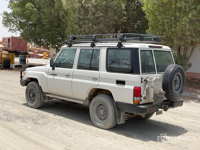 2018 Toyota Land Cruiser 76L 4x4 SUV - سيارة دفع رباعي: صور 4 2018 Toyota Land Cruiser 76L 4x4 SUV - سيارة دفع رباعي: صور 4
