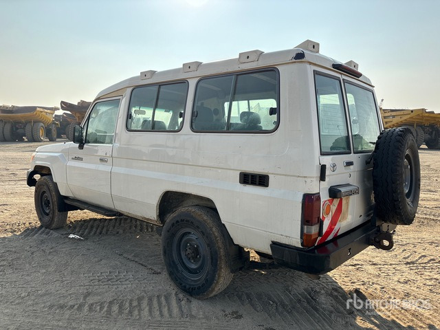 2018 Toyota Land Cruiser 78R 4x4 SUV - سيارة دفع رباعي: صور 2 2018 Toyota Land Cruiser 78R 4x4 SUV - سيارة دفع رباعي: صور 2