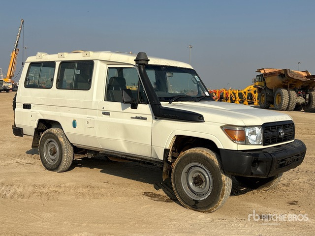 2018 Toyota Land Cruiser 78R 4x4 SUV - سيارة دفع رباعي: صور 1 2018 Toyota Land Cruiser 78R 4x4 SUV - سيارة دفع رباعي: صور 1