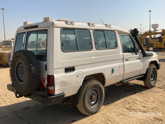 2018 Toyota Land Cruiser 78R 4x4 SUV - سيارة دفع رباعي: صور 2 2018 Toyota Land Cruiser 78R 4x4 SUV - سيارة دفع رباعي: صور 2