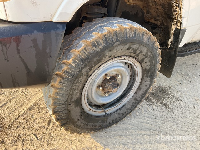 2018 Toyota Land Cruiser 78R 4x4 SUV - سيارة دفع رباعي: صور 5 2018 Toyota Land Cruiser 78R 4x4 SUV - سيارة دفع رباعي: صور 5