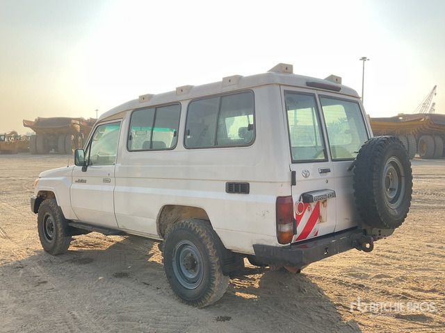 2018 Toyota Land Cruiser 78R 4x4 SUV - سيارة دفع رباعي: صور 3 2018 Toyota Land Cruiser 78R 4x4 SUV - سيارة دفع رباعي: صور 3