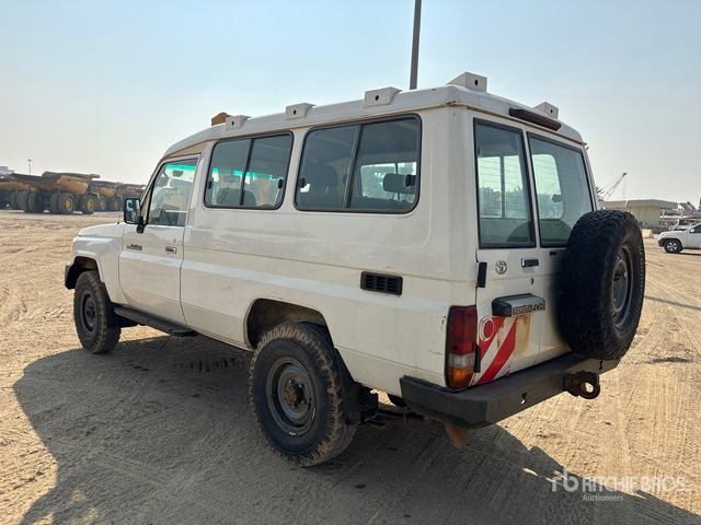 2018 Toyota Land Cruiser 78R 4x4 SUV - سيارة دفع رباعي: صور 2 2018 Toyota Land Cruiser 78R 4x4 SUV - سيارة دفع رباعي: صور 2