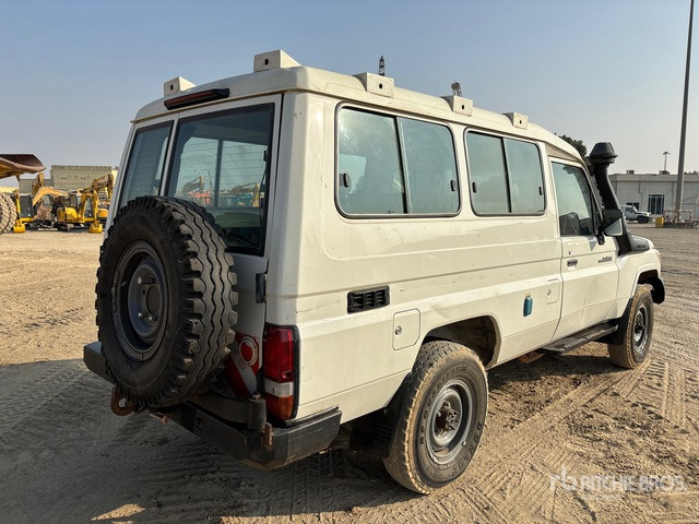 2018 Toyota Land Cruiser 78R 4x4 SUV - سيارة دفع رباعي: صور 3 2018 Toyota Land Cruiser 78R 4x4 SUV - سيارة دفع رباعي: صور 3