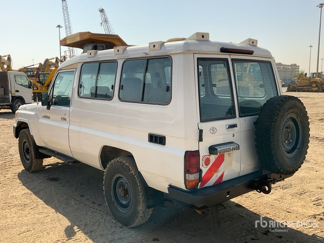 2018 Toyota Land Cruiser 78R 4x4 SUV - سيارة دفع رباعي: صور 3 2018 Toyota Land Cruiser 78R 4x4 SUV - سيارة دفع رباعي: صور 3