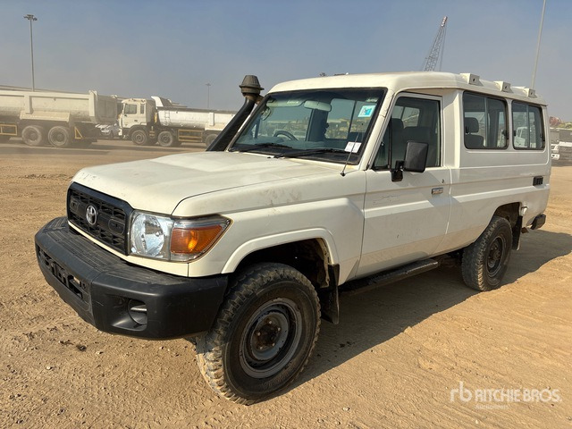 2018 Toyota Land Cruiser 78R 4x4 SUV - سيارة دفع رباعي: صور 1 2018 Toyota Land Cruiser 78R 4x4 SUV - سيارة دفع رباعي: صور 1