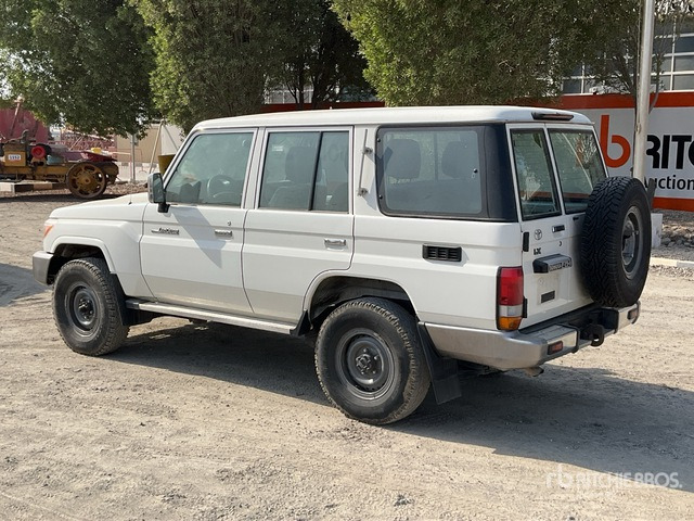 2018 Toyota Land Cruiser LX 76L 4x4 SUV - سيارة دفع رباعي: صور 5 2018 Toyota Land Cruiser LX 76L 4x4 SUV - سيارة دفع رباعي: صور 5