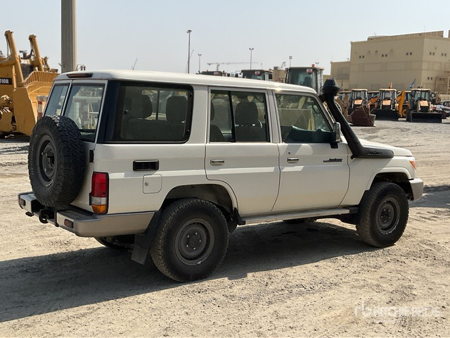 2018 Toyota Land Cruiser LX 76L 4x4 SUV - سيارة دفع رباعي: صور 5 2018 Toyota Land Cruiser LX 76L 4x4 SUV - سيارة دفع رباعي: صور 5
