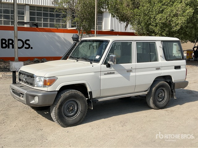 2018 Toyota Land Cruiser LX 76L 4x4 SUV - سيارة دفع رباعي: صور 2 2018 Toyota Land Cruiser LX 76L 4x4 SUV - سيارة دفع رباعي: صور 2