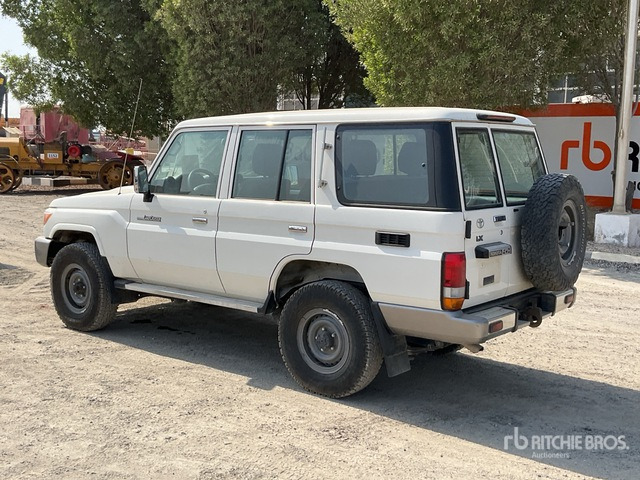 2018 Toyota Land Cruiser LX 76L 4x4 SUV - سيارة دفع رباعي: صور 4 2018 Toyota Land Cruiser LX 76L 4x4 SUV - سيارة دفع رباعي: صور 4