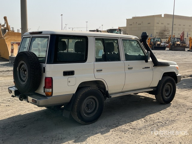2018 Toyota Land Cruiser LX 76L 4x4 SUV - سيارة دفع رباعي: صور 3 2018 Toyota Land Cruiser LX 76L 4x4 SUV - سيارة دفع رباعي: صور 3