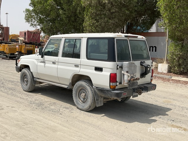 2019 Toyota Land Cruiser 76L 4x4 SUV - سيارة دفع رباعي: صور 4 2019 Toyota Land Cruiser 76L 4x4 SUV - سيارة دفع رباعي: صور 4