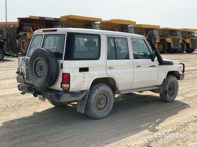 2019 Toyota Land Cruiser 76L 4x4 SUV - سيارة دفع رباعي: صور 4 2019 Toyota Land Cruiser 76L 4x4 SUV - سيارة دفع رباعي: صور 4