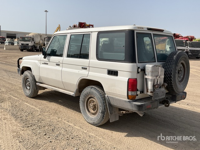 2019 Toyota Land Cruiser 76L 4x4 SUV - سيارة دفع رباعي: صور 3 2019 Toyota Land Cruiser 76L 4x4 SUV - سيارة دفع رباعي: صور 3