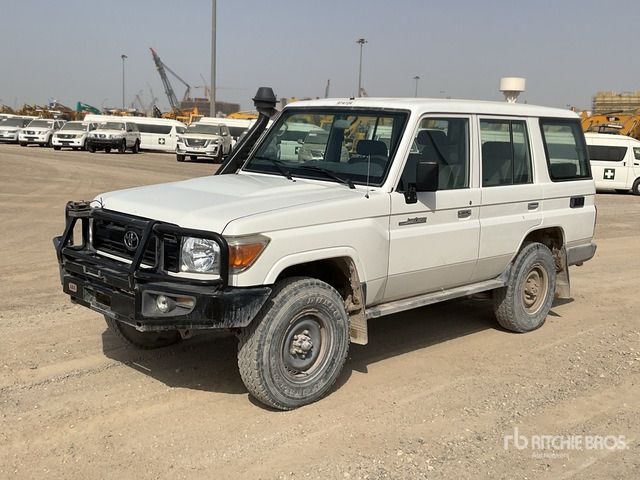 2019 Toyota Land Cruiser 76L 4x4 SUV - سيارة دفع رباعي: صور 2 2019 Toyota Land Cruiser 76L 4x4 SUV - سيارة دفع رباعي: صور 2
