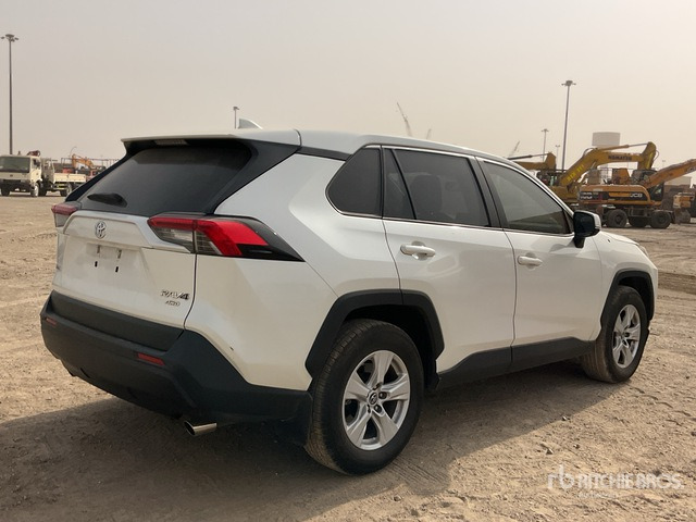 2019 Toyota RAV4 4WD SUV - سيارة دفع رباعي: صور 3 2019 Toyota RAV4 4WD SUV - سيارة دفع رباعي: صور 3