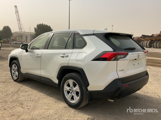 2019 Toyota RAV4 4WD SUV - سيارة دفع رباعي: صور 5 2019 Toyota RAV4 4WD SUV - سيارة دفع رباعي: صور 5
