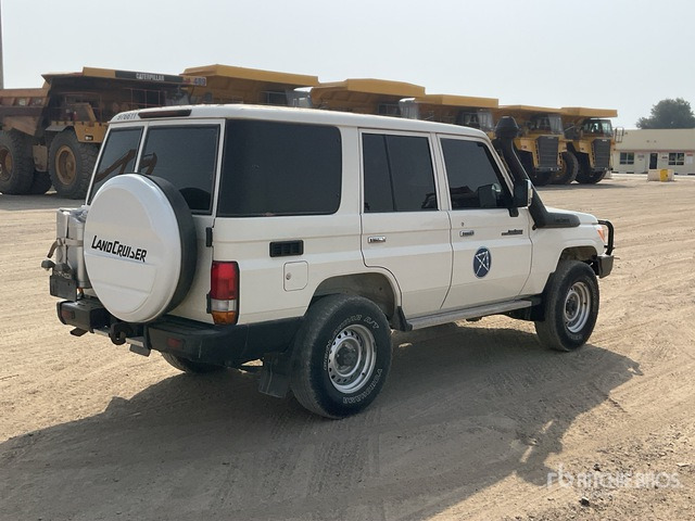 2021 Toyota Land Cruiser 76L 4x4 SUV - سيارة دفع رباعي: صور 3 2021 Toyota Land Cruiser 76L 4x4 SUV - سيارة دفع رباعي: صور 3