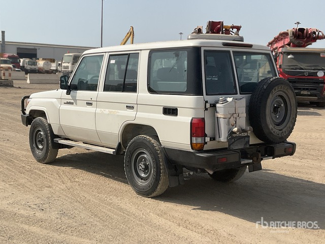 2021 Toyota Land Cruiser 76L 4x4 SUV - سيارة دفع رباعي: صور 3 2021 Toyota Land Cruiser 76L 4x4 SUV - سيارة دفع رباعي: صور 3