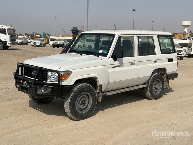 2021 Toyota Land Cruiser 76L 4x4 SUV - سيارة دفع رباعي: صور 2 2021 Toyota Land Cruiser 76L 4x4 SUV - سيارة دفع رباعي: صور 2