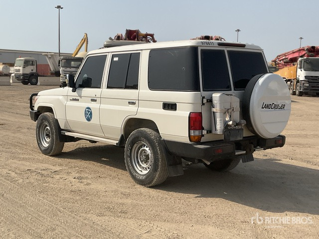 2021 Toyota Land Cruiser 76L 4x4 SUV - سيارة دفع رباعي: صور 4 2021 Toyota Land Cruiser 76L 4x4 SUV - سيارة دفع رباعي: صور 4