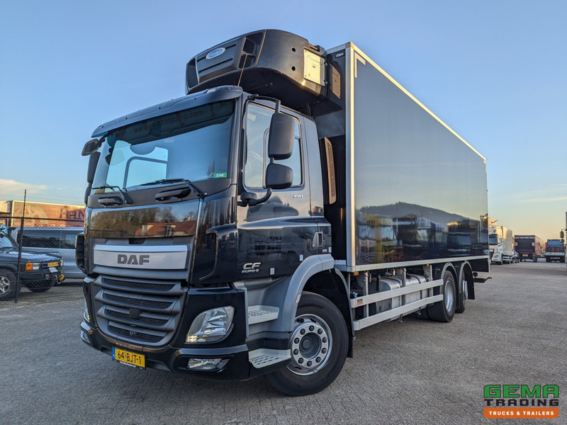 DAF CF 290 FAN 6x2/4 DagCab Euro6 - Koel-VriesBak 7.9m + Carrier Supra 1150MT + Laadklep 2000kg - مبردة شاحنة: صور 1 DAF CF 290 FAN 6x2/4 DagCab Euro6 - Koel-VriesBak 7.9m + Carrier Supra 1150MT + Laadklep 2000kg - مبردة شاحنة: صور 1
