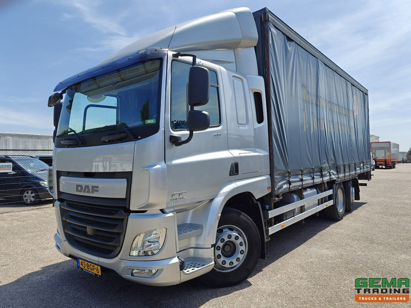 DAF CF 400 FAN 6x2/4 SpaceCab Euro6A - Schuifzeilenbak 7.7m + Laadklep 2000kg - HH Vloer - AanhangerKoppeling - شاحنة ستارة: صور 1 DAF CF 400 FAN 6x2/4 SpaceCab Euro6A - Schuifzeilenbak 7.7m + Laadklep 2000kg - HH Vloer - AanhangerKoppeling - شاحنة ستارة: صور 1