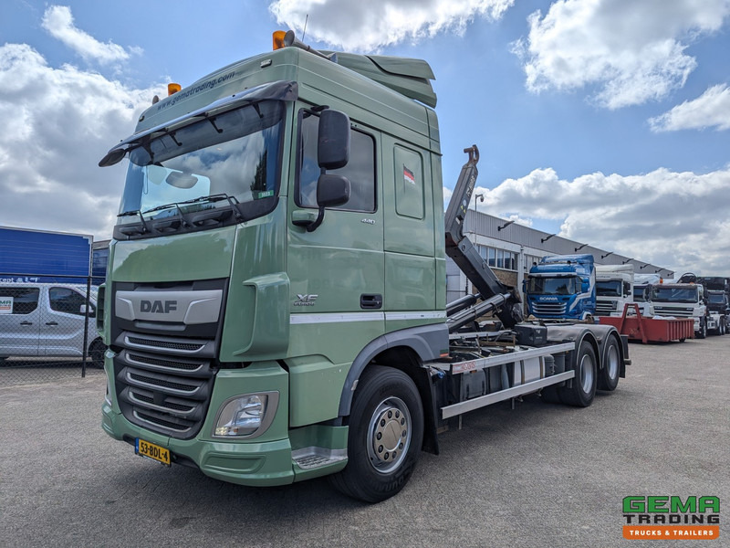 DAF XF 440 FAS 6x2 Spacecab Euro6A - HaakarmSysteem 21T - Hiab XR21S63 - Lift-As - Dubbele tanks - شاحنة ذات الخطاف: صور 1 DAF XF 440 FAS 6x2 Spacecab Euro6A - HaakarmSysteem 21T - Hiab XR21S63 - Lift-As - Dubbele tanks - شاحنة ذات الخطاف: صور 1