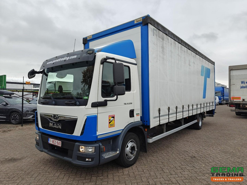 MAN TGL 12.250 4x2 Dagcab Euro6 - 12T - Schuifzeilenbak 7.7m + Laadklep 1500kg - 3 Zitplaatsen - 125.000km! - شاحنة ستارة: صور 1 MAN TGL 12.250 4x2 Dagcab Euro6 - 12T - Schuifzeilenbak 7.7m + Laadklep 1500kg - 3 Zitplaatsen - 125.000km! - شاحنة ستارة: صور 1