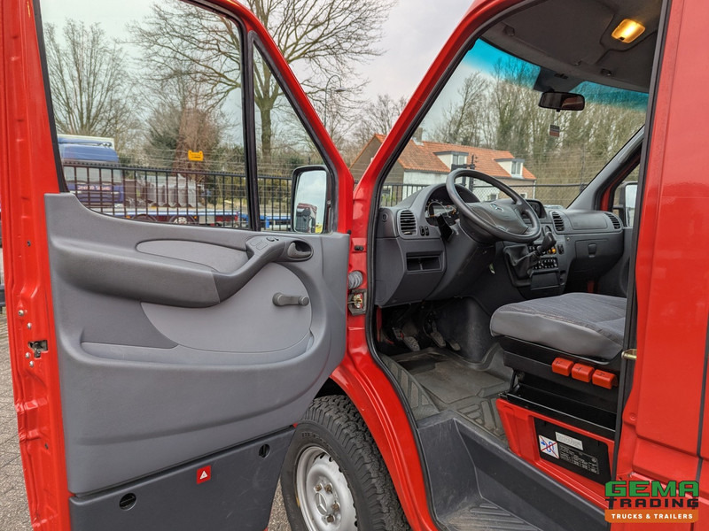 Interior photo 2: تأجير Mercedes-Benz 316 CDI  4x4 Euro3 - 59.000km - 9 Persoons - Lier - 3 Sperren!  Hoge en Lage Gearing Mercedes-Benz 316 CDI  4x4 Euro3 - 59.000km - 9 Persoons - Lier - 3 Sperren!  Hoge en Lage Gearing