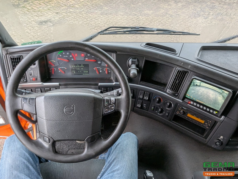 Interior photo 1: شاحنة ستارة Volvo FM330 6x2/4 Daycab Euro5 EEV - SchuifzeilenBak 6.7m. - KooiAap Aansluiting - HH Vloer - Rongen