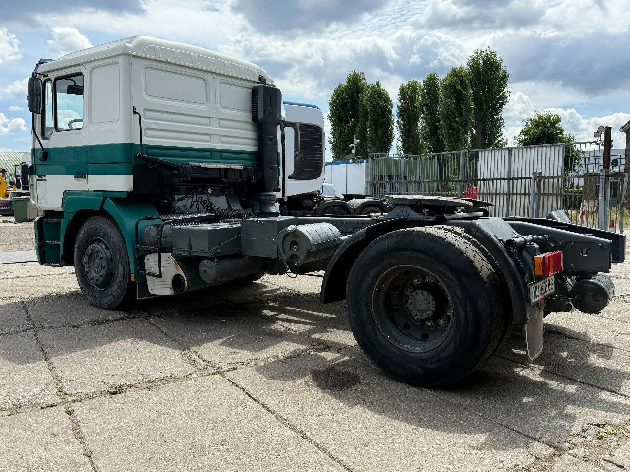 MAN 19.403 4X2 Tractor-unit Spring/Air ZF Manual Gea - شاحنة جرار: صور 3 MAN 19.403 4X2 Tractor-unit Spring/Air ZF Manual Gea - شاحنة جرار: صور 3