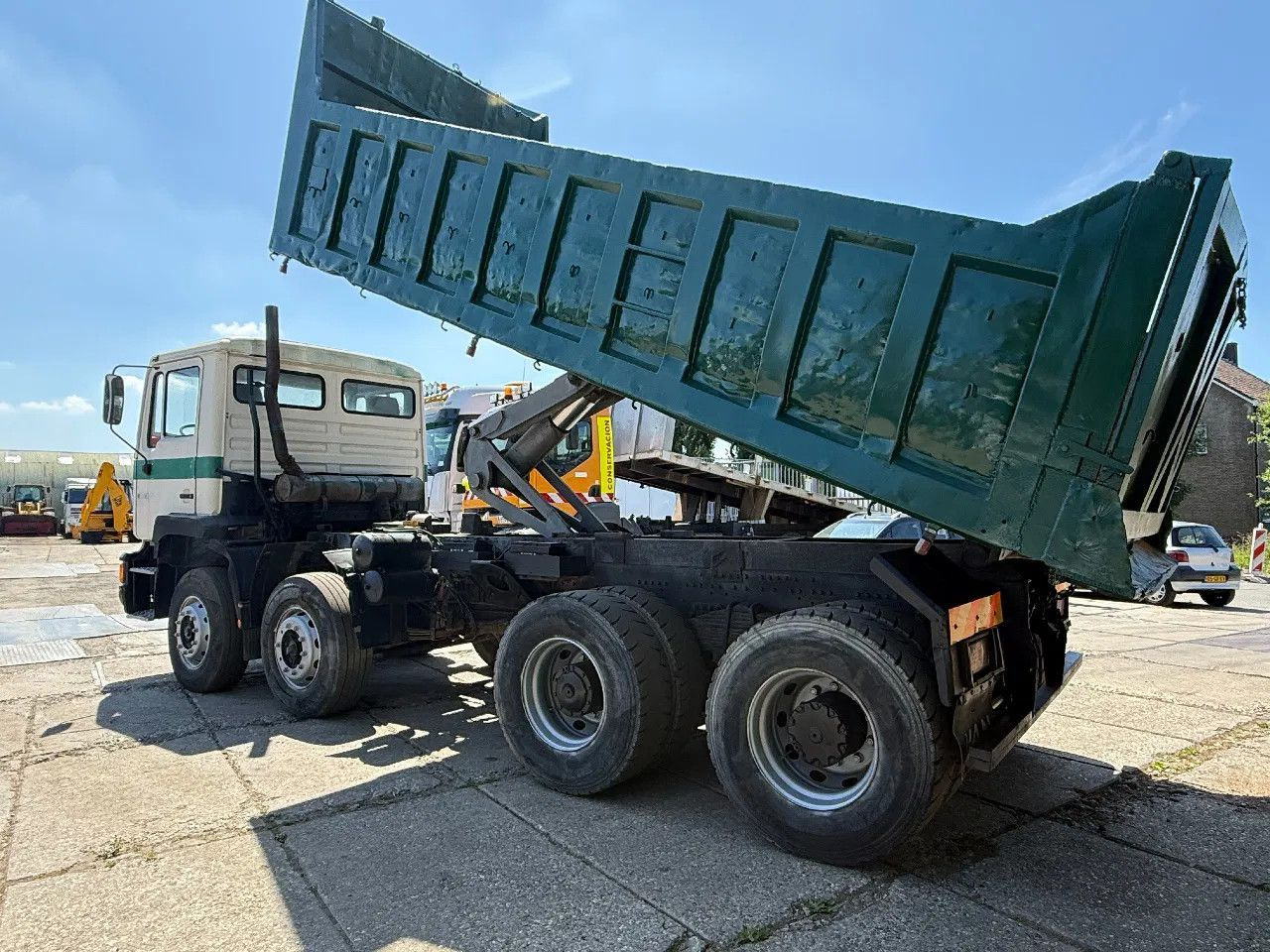 MAN 35.372 8X4 Tipper Spring/Spring ZF Manual Gear E - قلابات: صور 3 MAN 35.372 8X4 Tipper Spring/Spring ZF Manual Gear E - قلابات: صور 3