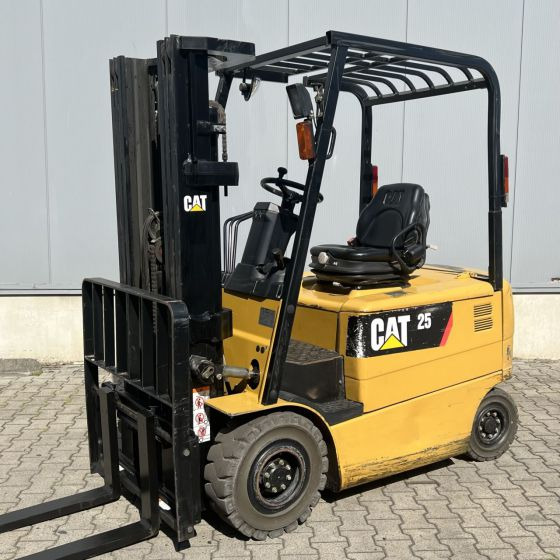 Caterpillar EP25K-PAC - رافعة شوكية كهربائية: صور 1 Caterpillar EP25K-PAC - رافعة شوكية كهربائية: صور 1