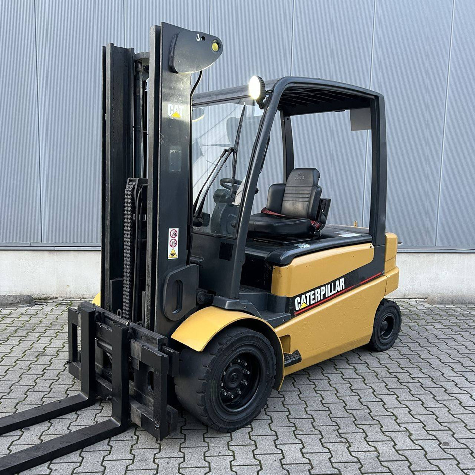 Caterpillar EP50 - رافعة شوكية كهربائية: صور 1 Caterpillar EP50 - رافعة شوكية كهربائية: صور 1