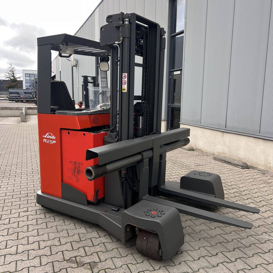 Linde R25F - شاحنة المناولة رباعية الاتجاهات: صور 3 Linde R25F - شاحنة المناولة رباعية الاتجاهات: صور 3