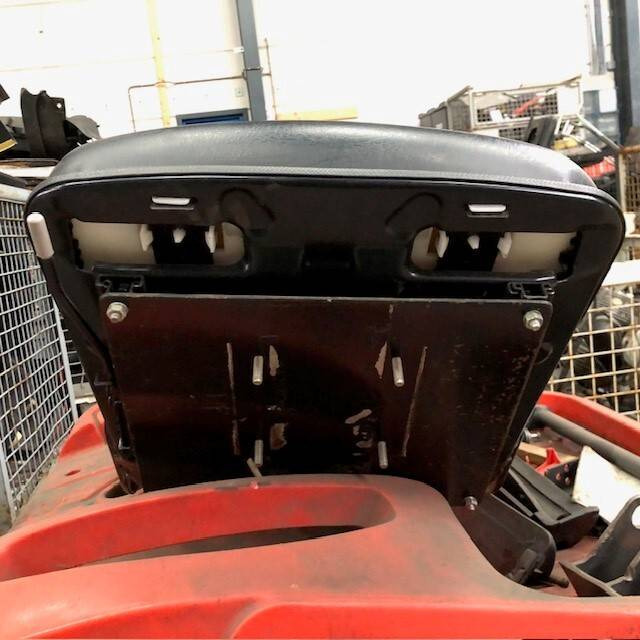 Seat for Linde P60, Series 126 - مقاعد السيارات - معدات المناولة: صور 4 Seat for Linde P60, Series 126 - مقاعد السيارات - معدات المناولة: صور 4